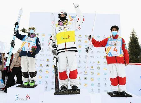 　フリースタイルスキーの世界選手権デュアルモーグル男子で３位に入り表彰台に立つ堀島行真（右）＝アルマトイ（ＦＩＳ提供・共同）