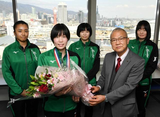 Ｖリーグ連覇のＪＴが来社 小川杏奈選手「応援のおかげで優勝できた」/スポーツ/デイリースポーツ online