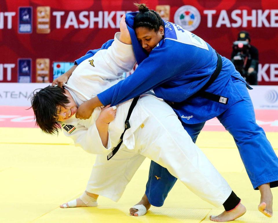 　ブラジルのベアトリス・ソウザを破り優勝した素根輝（左）＝国際柔道連盟提供・共同