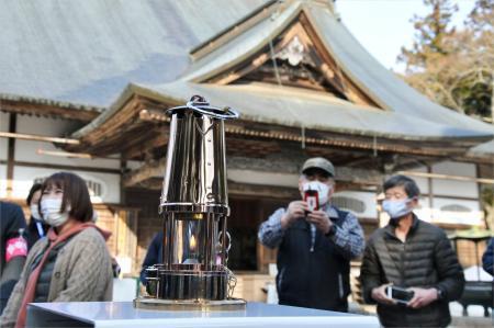 　東日本大震災から１０年に合わせて世界遺産・中尊寺に展示された東京五輪の聖火＝１１日、岩手県平泉町