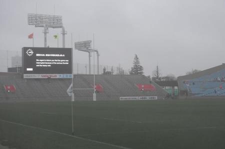 　雷雨のため、一時試合が中断した秩父宮ラグビー場（撮影・伊藤笙子）