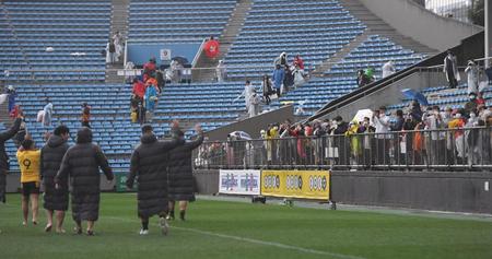 　試合が中止になり、流大（左）らサントリーの選手をカメラに収めようと集まるスタンドのファン撮影・伊藤笙子）