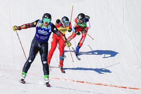 　Ｗ杯スキークロスの男子決勝で２位でゴールする須貝龍（中央）＝サニーバレー（ＦＩＳ提供・共同）