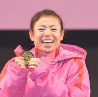 　表彰式で金メダルを手に笑顔を見せる松田瑞生（撮影・高部洋祐）