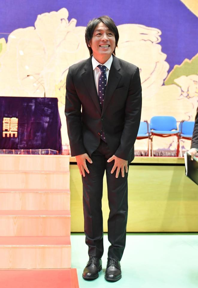 「４０歳でも卒業できました！」と笑顔で会釈する宮崎大輔＝東京・深沢の日本体育大学世田谷キャンパス（撮影・伊藤笙子）