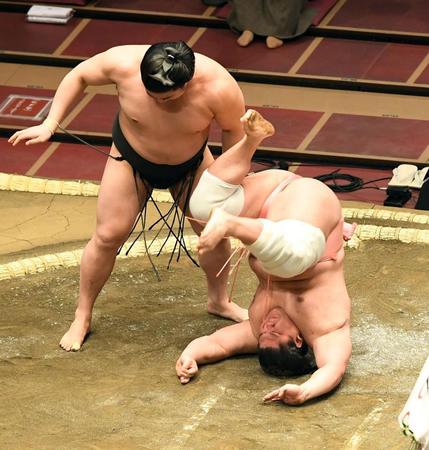 　若元春（左）にはたき込みで敗れた宇良（撮影・佐藤厚）