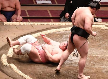 はたき込みで若元春（右）に敗れた宇良＝両国国技館（撮影・園田高夫）