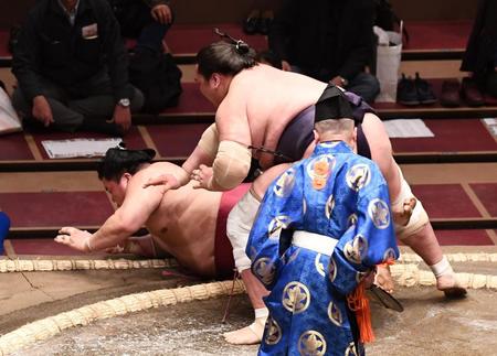 　寄り倒しで大栄翔を下した照ノ富士（右）（撮影・園田高夫）