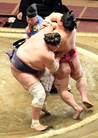　大栄翔（右）を寄り倒しで破り３連勝の照ノ富士（撮影・佐藤厚）