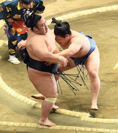 　若隆景（右）に寄り切りで敗れた貴景勝（撮影・佐藤厚）