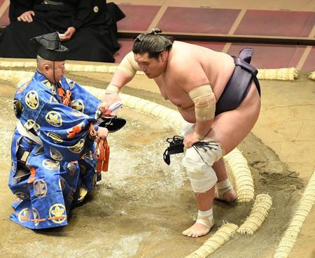 ３連勝し懸賞をわしづかみする照ノ富士＝両国国技館（撮影・佐藤厚）