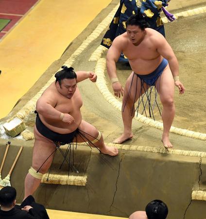 　若隆景（右）に寄り切りで敗れた貴景勝（撮影・佐藤厚）
