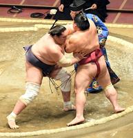 　大栄翔（右）を寄り倒しで破り３連勝の照ノ富士（撮影・佐藤厚）