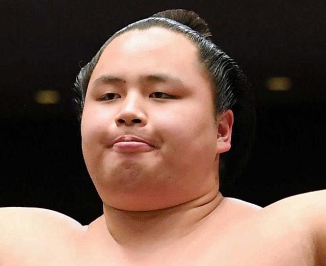 琴勝峰が初の休場 黄金世代 出世頭 ２日目に右膝から崩れる スポーツ デイリースポーツ Online