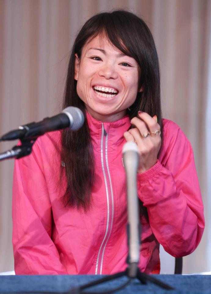 　名古屋ウィメンズマラソン優勝から一夜明け、笑顔で記者会見する松田瑞生（代表撮影）
