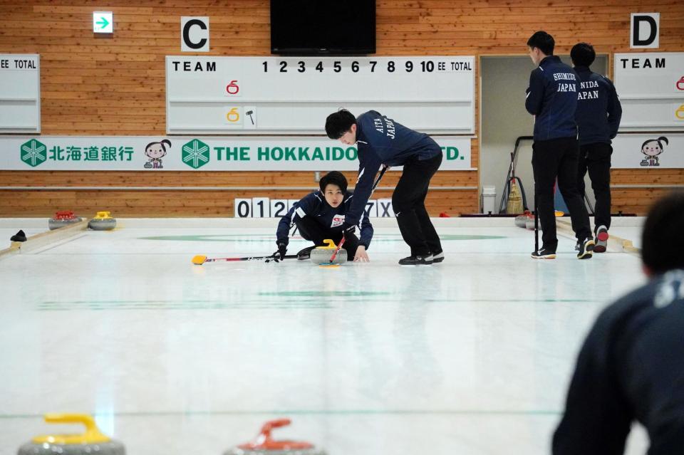 　公開練習で石を投げる松村雄太（（公社）日本カーリング協会より提供）