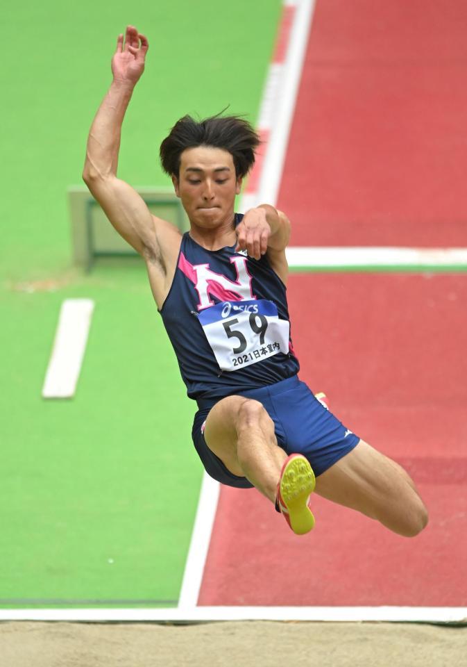 跳躍する橋岡優輝＝大阪城ホール（撮影・高部洋祐）