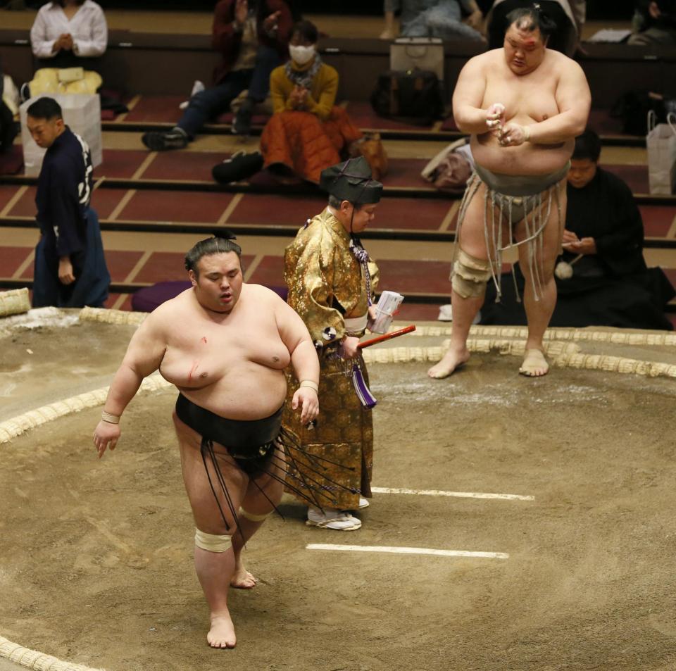 　北勝富士に押し倒しで敗れ引き揚げる貴景勝