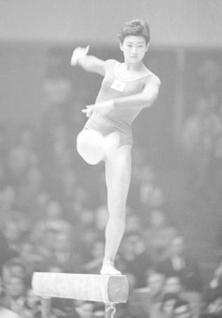 　１９６４年の東京五輪で平均台の演技をする小野清子さん
