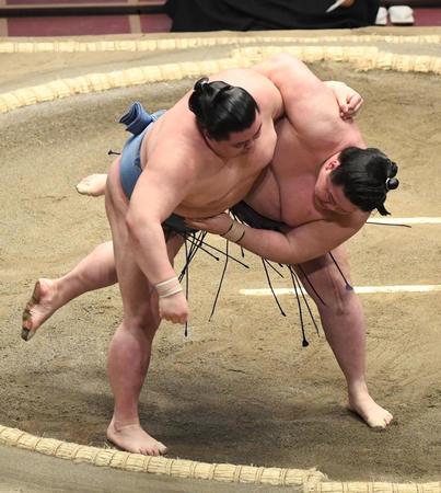 　明生（右）に寄り切りで敗れた正代（撮影・金田祐二）