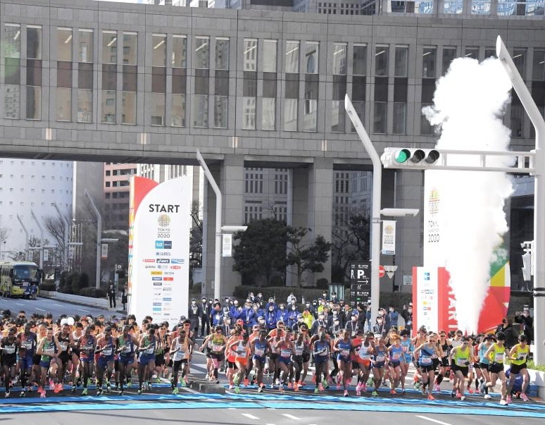　東京マラソン２０２０でスタートする選手＝２０年３月