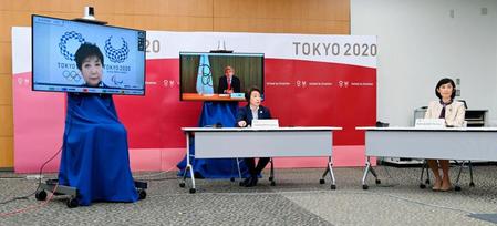 東京五輪・パラリンピックで海外からの一般観客受け入れを巡り開催された５者協議。中央は大会組織委の橋本聖子会長、右は丸川五輪相。モニター画面は（左から）東京都の小池百合子知事、ＩＯＣのバッハ会長＝20日午後、東京都中央区（代表撮影）