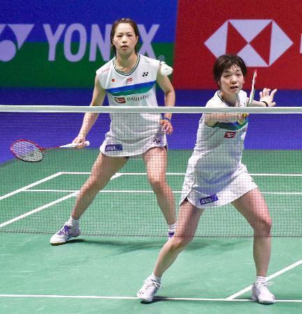 　女子ダブルス準決勝で、オランダのペアを下した福島（左）、広田組＝バーミンガム（ＡＰ＝共同）