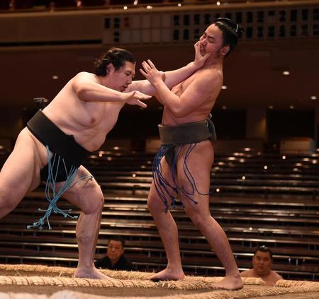 　肥後光（左）に押し出しで敗れた勝南桜（撮影・開出牧）