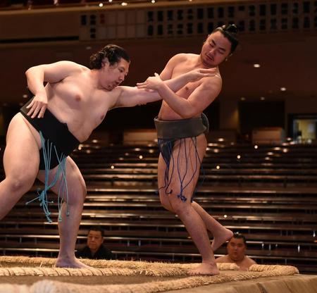 　肥後光（左）に押し出しで敗れる勝南桜（撮影・開出牧）