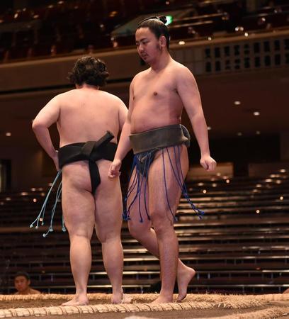 　肥後光（後方）に押し出しで敗れた勝南桜（撮影・開出牧）