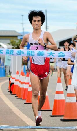 　男子２０キロで初優勝した高橋英輝