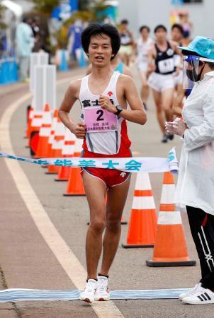 　男子２０キロ　１時間２０分１９秒で初優勝した高橋英輝＝石川県能美市