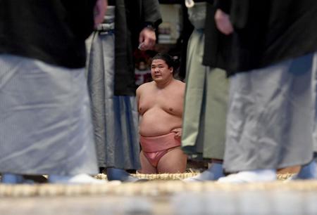 土俵下で物言いの協議を見つめる宇良＝両国国技館（撮影・開出牧）