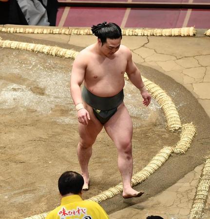 宇良に敗れ、引き揚げる炎鵬＝両国国技館（撮影・高石航平）