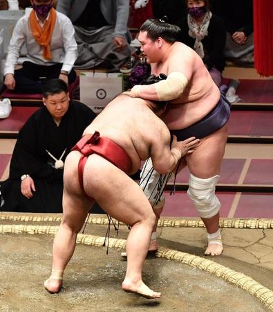 寄り切りで照ノ富士（右）を破る高安＝両国国技館（撮影・高石航平）