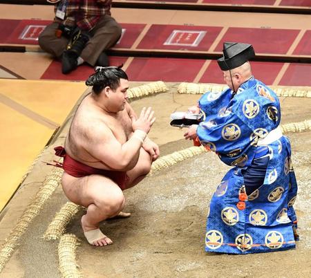 照ノ富士を破り、勝ち名乗りを受ける高安（左）＝両国国技館（撮影・高石航平）