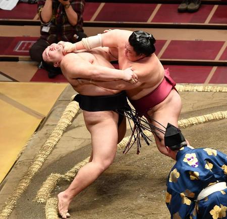 朝乃山（左）をのど輪で攻める大栄翔＝両国国技館（撮影・高石航平）
