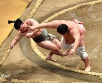 　押し倒しで炎鵬（左）を破る宇良（撮影・高石航平）