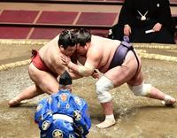 立ち合いで激しくぶつかる高安（左）と照ノ富士＝両国国技館（撮影・高石航平）