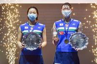 女子ダブルスで優勝した永原（左）、松本組＝バーミンガム（ＡＰ＝共同）