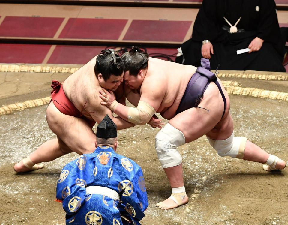 立ち合いで激しくぶつかる高安（左）と照ノ富士＝両国国技館（撮影・高石航平）