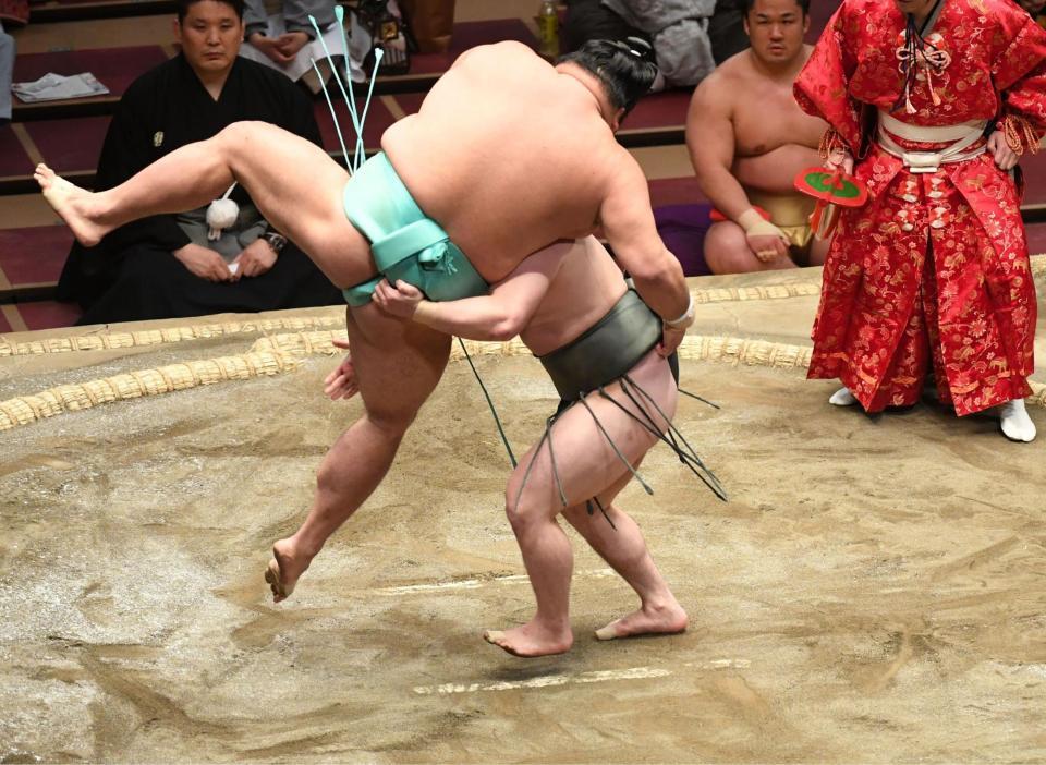 　天空海（上）をつり落としで破った炎鵬（撮影・開出牧）