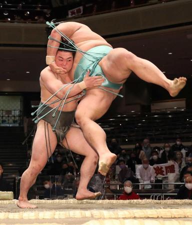 　炎鵬（左）はつり落としで天空海を破る