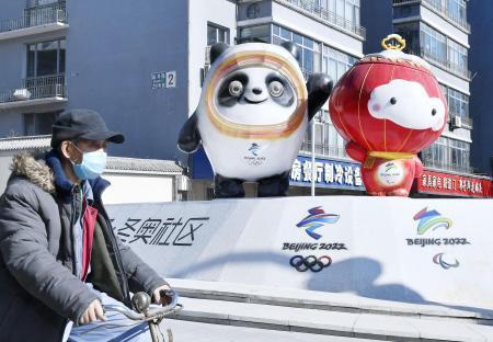 　北京市内に置かれた北京冬季五輪のマスコット（左）とパラリンピックのマスコット＝２月（共同）