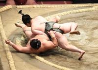 　天空海（左）をつり落としでを破った炎鵬