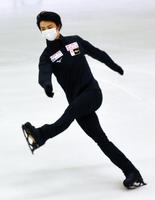 　マスク姿で初練習に臨んだ羽生結弦＝ストックホルム（共同）