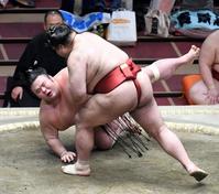 貴景勝（奥）を上手投げで破り１敗を守った高安（撮影・佐藤厚）