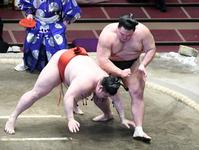 隆の勝（左）をすくい投げで下した朝乃山（撮影・佐藤厚）