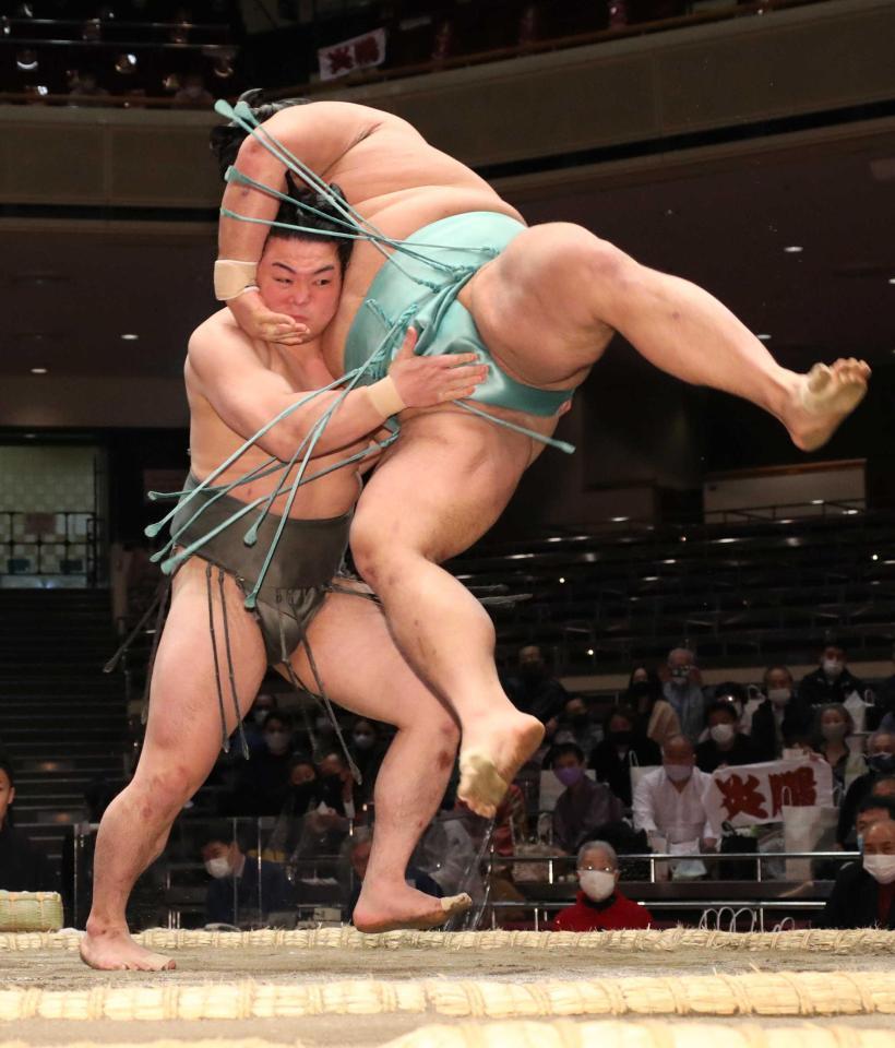 　炎鵬（左）はつり落としで天空海を破る