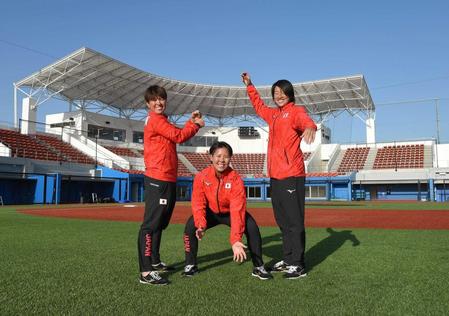 　東京五輪ソフトボール日本代表に選ばれフォトセッションでポーズを決める（左から）藤田、内藤、上野